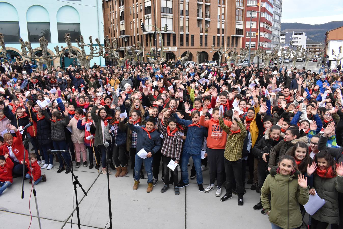 Fotos: Más de un millar de niños cantan las marzas en Los Corrales