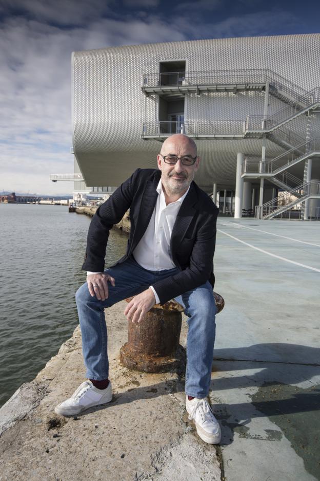 El diputado de Ciudadanos, Félix Álvarez, sentado delante del Centro Botín. 