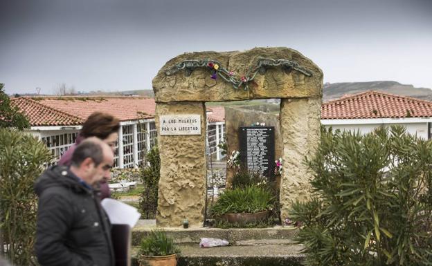 Tumbas de republicanos en el cementerio de Ciriego.