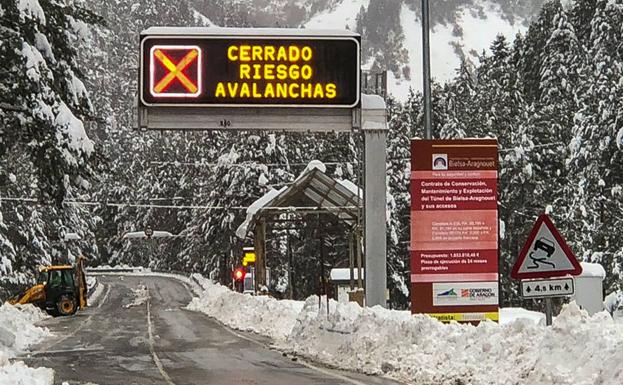 Un cartel advierte del cierre del túnel de Bielsa-Aragnouet por peligro de aludes el jueves pasado.