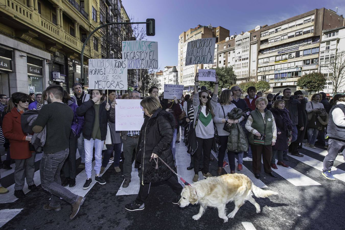 Los vecinos descontentos con el nuevo MetroTus han tomado este sábado las calles de Santander