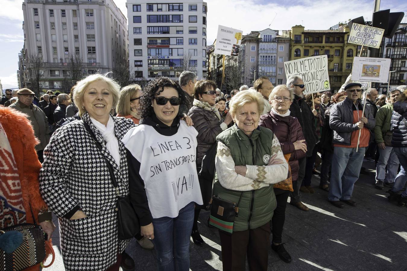 Los vecinos descontentos con el nuevo MetroTus han tomado este sábado las calles de Santander