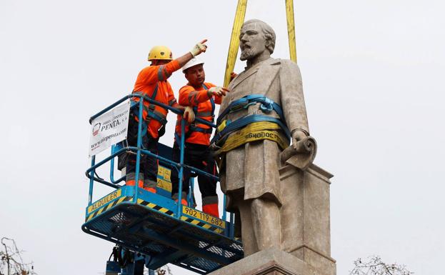 La estatua fue ayer retirada de la Vía Layetana.