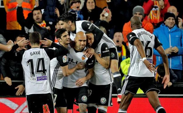 Simone Zaza (3i) celebra el 2-0 con sus compañeros.