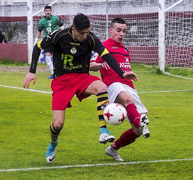 Alfonso (izquierda), del Bezana, y Gallo, del Laredo, pugnan por el balón. 