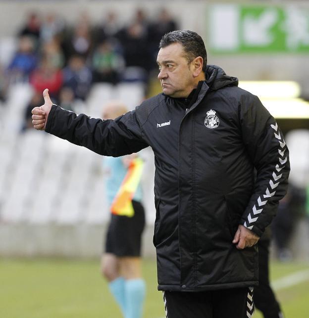 Pouso muestra su aprobación desde el banquillo durante el partido de ayer en El Sardinero. 