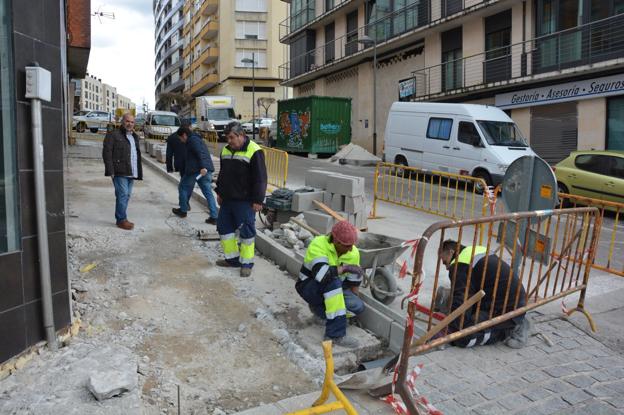 La cuadrilla de obreros ya está trabajando en la mejora de la calle Navarra de El Astillero. 