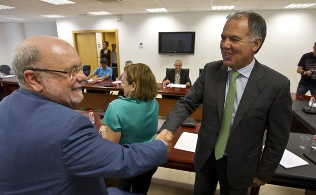 Sota y Vidal de la Peña se saludan en una imagen de archivo de 2015, en la reunión de la Mesa del Diálogo Social.