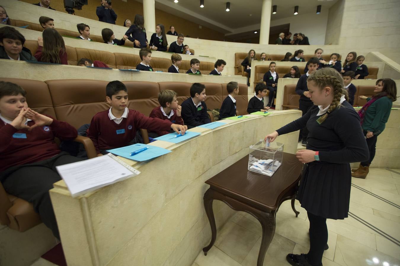 Fotos: Los niños toman el pleno del Parlamento cántabro