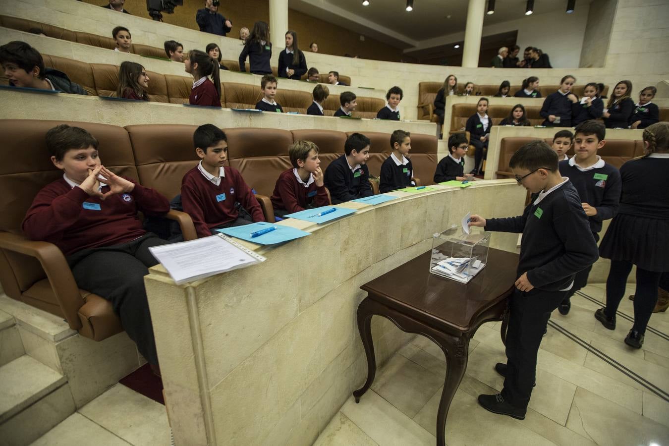 Fotos: Los niños toman el pleno del Parlamento cántabro