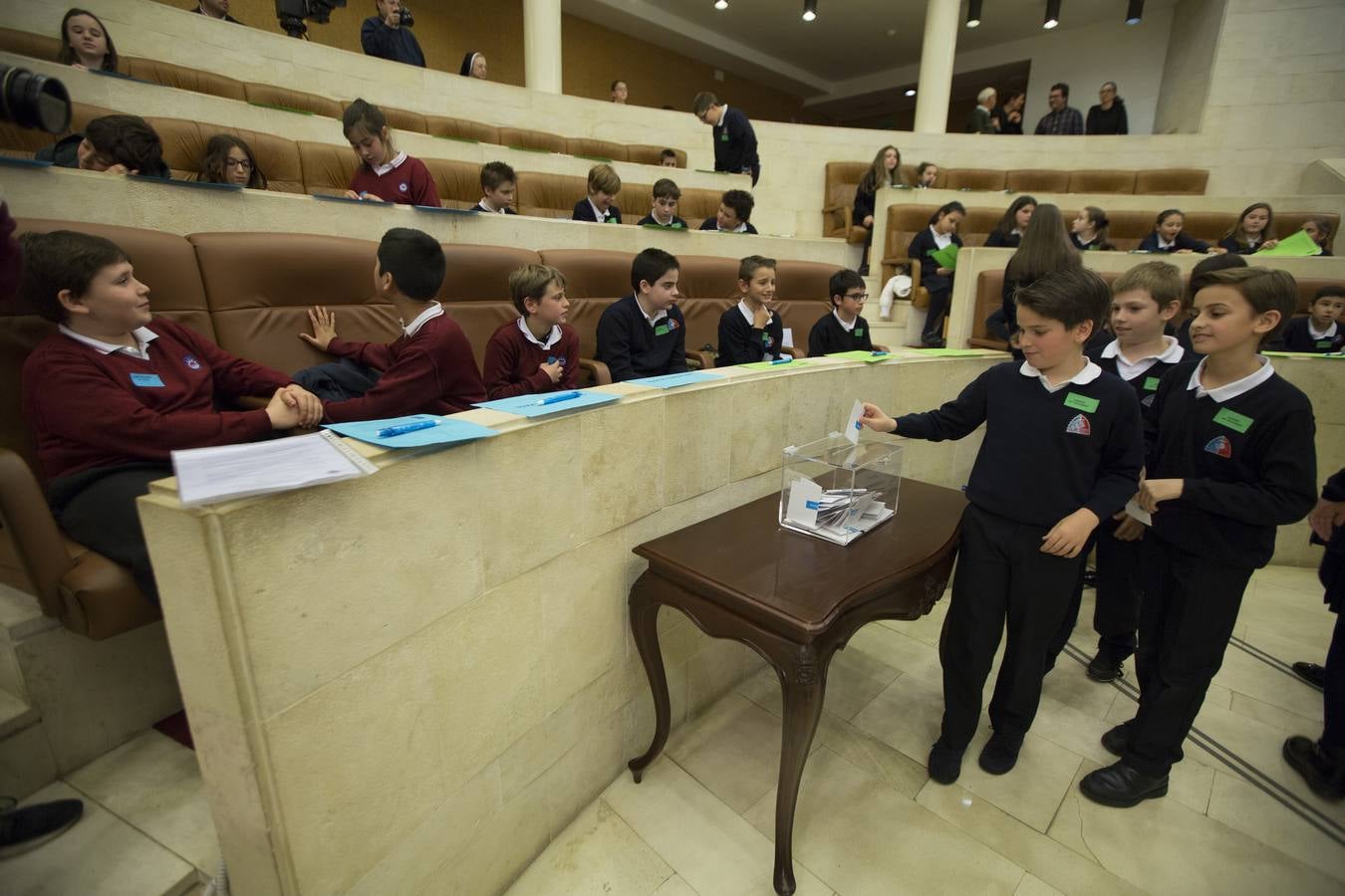 Fotos: Los niños toman el pleno del Parlamento cántabro