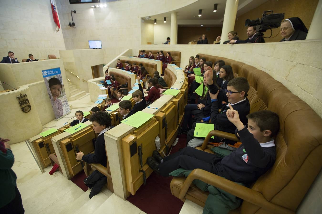 Fotos: Los niños toman el pleno del Parlamento cántabro