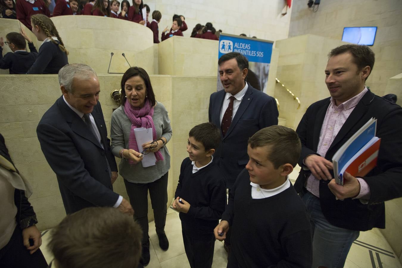 Fotos: Los niños toman el pleno del Parlamento cántabro