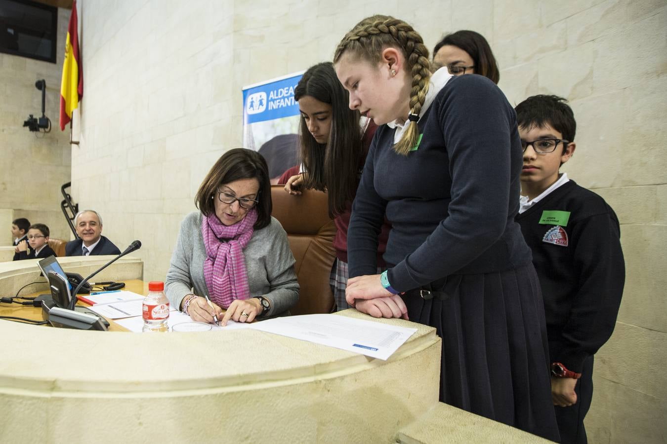 Fotos: Los niños toman el pleno del Parlamento cántabro