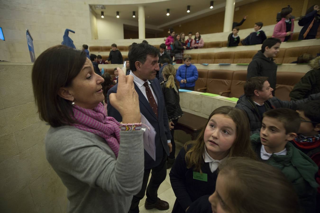 Fotos: Los niños toman el pleno del Parlamento cántabro