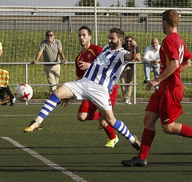 Nacho Rodríguez, de la Gimnástica, trata de controlar el balón ante dos rivales. 
