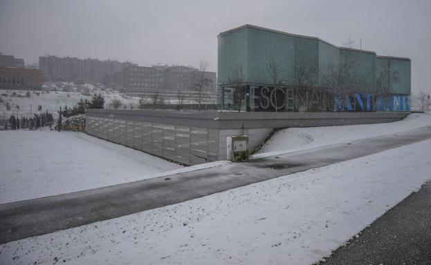 Imagen principal - Imágenes que se tomaron el 28 de febrero, día en el que nevó en Santander.