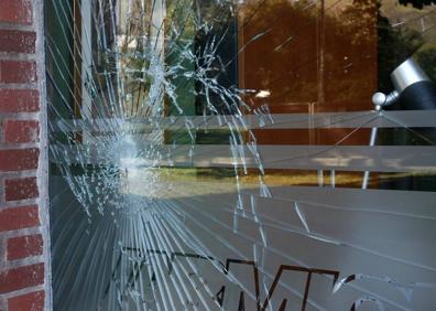 Imagen secundaria 1 - Cristal roto en la tienda de informática y detalles de la piedra y del bar.