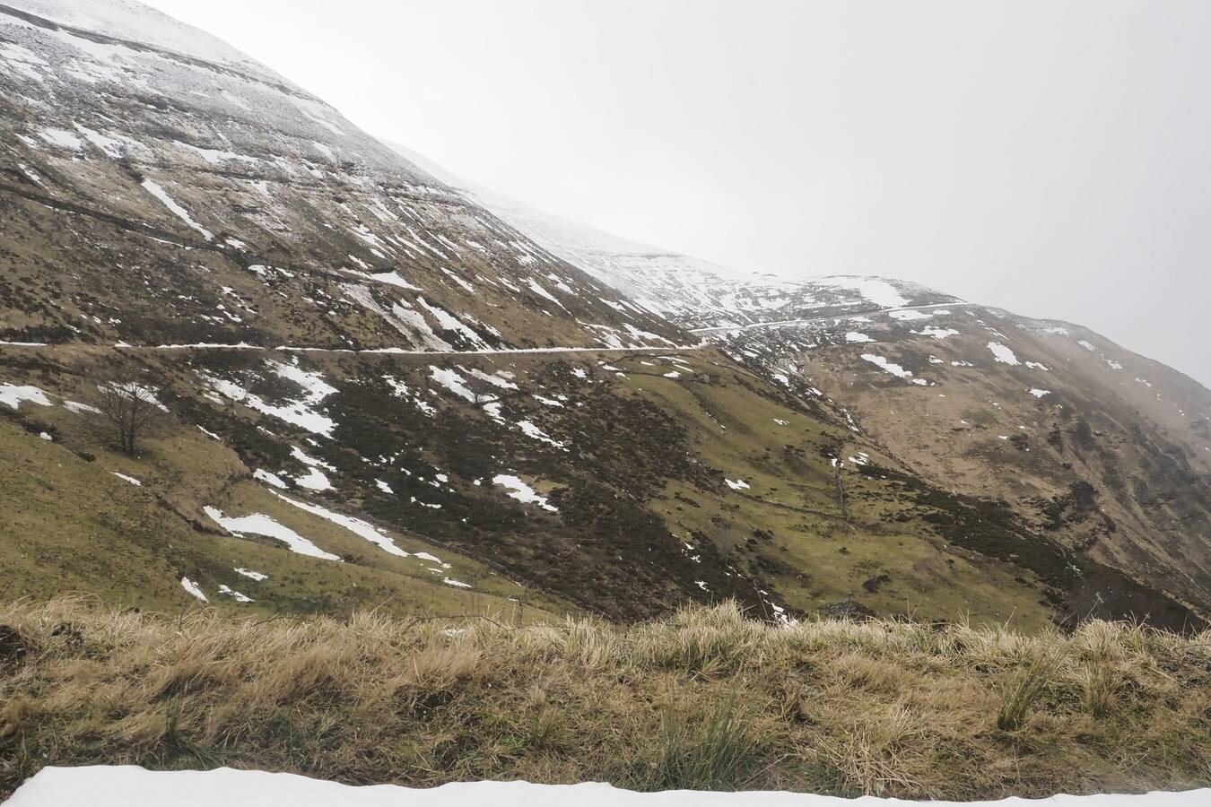 Los temporales de invierno han transformado los valles pasiegos, que han recuperado el vivo verde que los caracteriza, y en los que la nieve todavía mantiene cerrado el puerto de Lunada. 