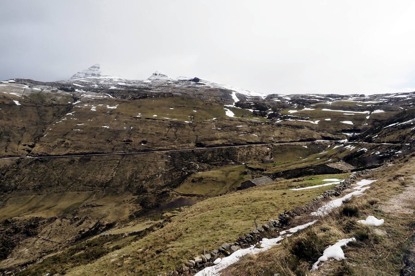 Los temporales de invierno han transformado los valles pasiegos, que han recuperado el vivo verde que los caracteriza, y en los que la nieve todavía mantiene cerrado el puerto de Lunada. 