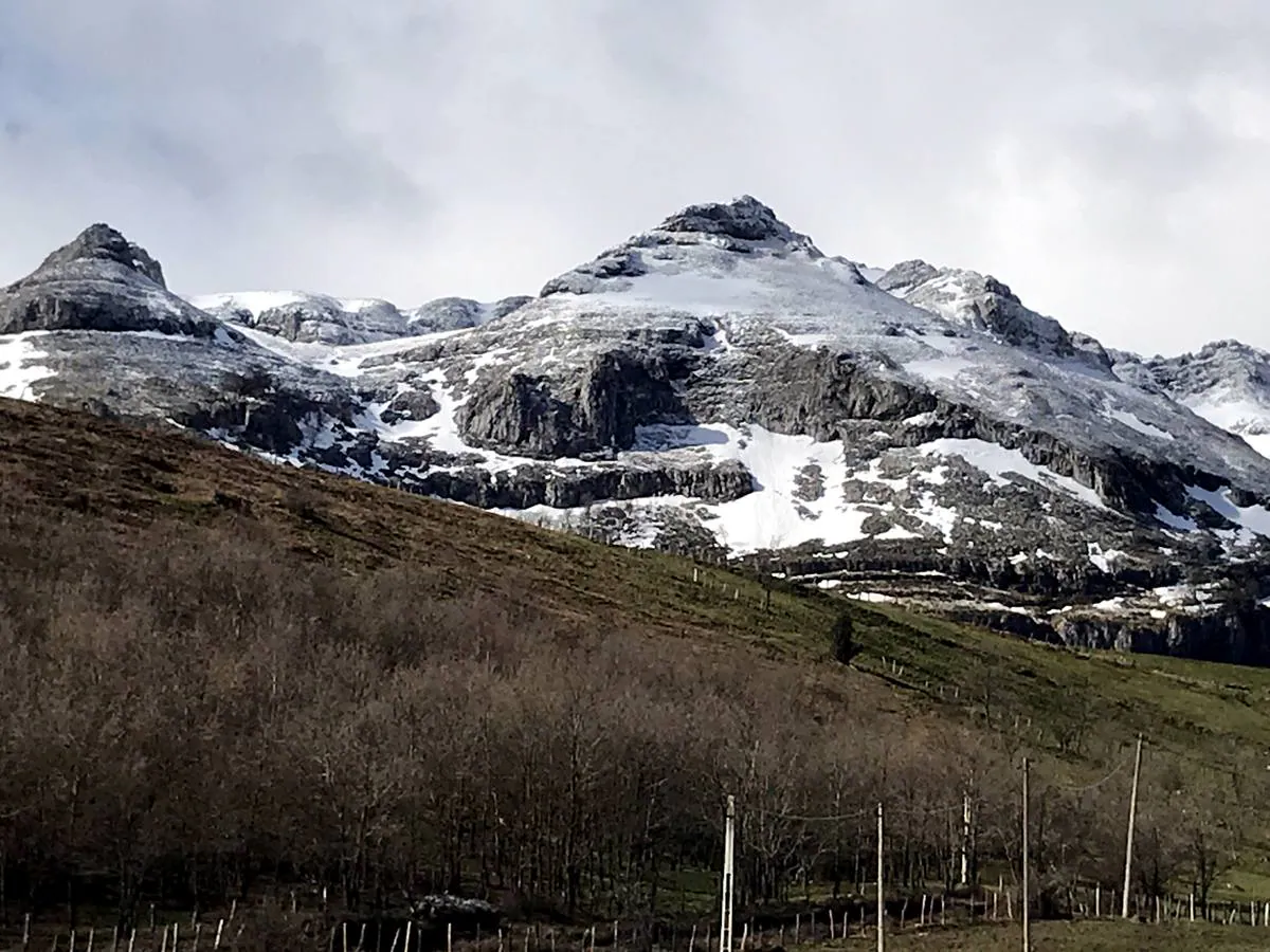 Los temporales de invierno han transformado los valles pasiegos, que han recuperado el vivo verde que los caracteriza, y en los que la nieve todavía mantiene cerrado el puerto de Lunada. 