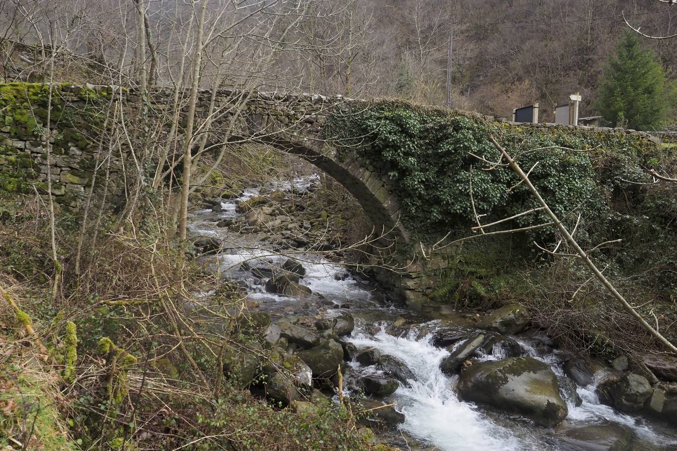 Los temporales de invierno han transformado los valles pasiegos, que han recuperado el vivo verde que los caracteriza, y en los que la nieve todavía mantiene cerrado el puerto de Lunada. 