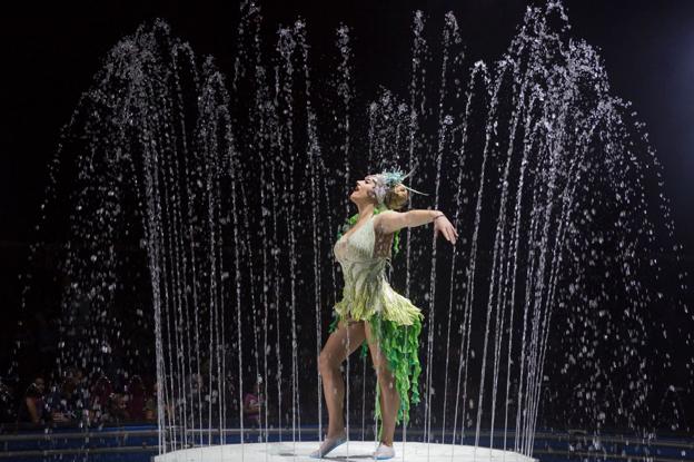 La elegancia del agua juega con el colorido vestuario y los números circenses. 