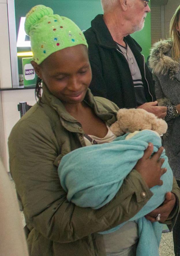 Djenabo, con Montaca en brazos, el día que llegó a Santander. 