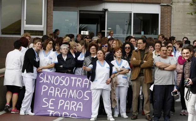Protesta en la Fundación Asilo de Torrelavega.