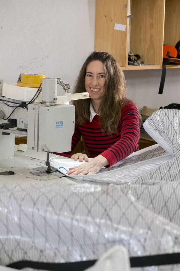 Blanca González-Torre Fernández. Fabricante de velas de barco. Trabaja desde hace 27 años en Velería Yarda.