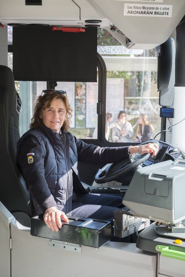 María Eugenia Zamanillo Blanco. Conductora de autobús. «No hay hombres ni mujeres para un trabajo, sino personas capacitadas para realizarlo».