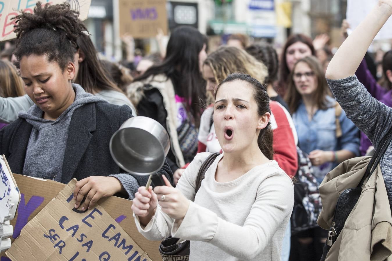 La manifestación que ha recorrido el centro de Santander al mediodía.