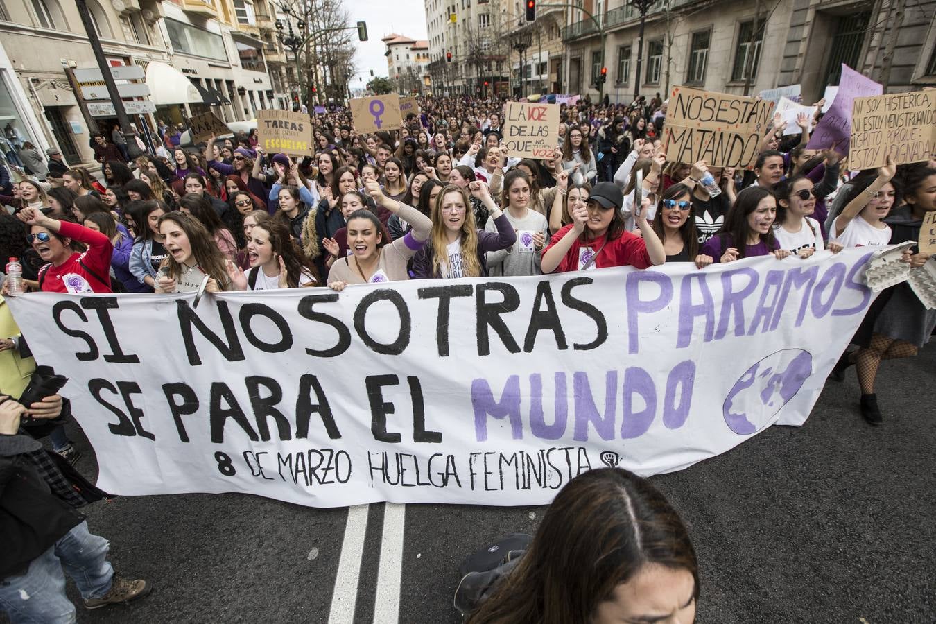 La manifestación que ha recorrido el centro de Santander al mediodía.