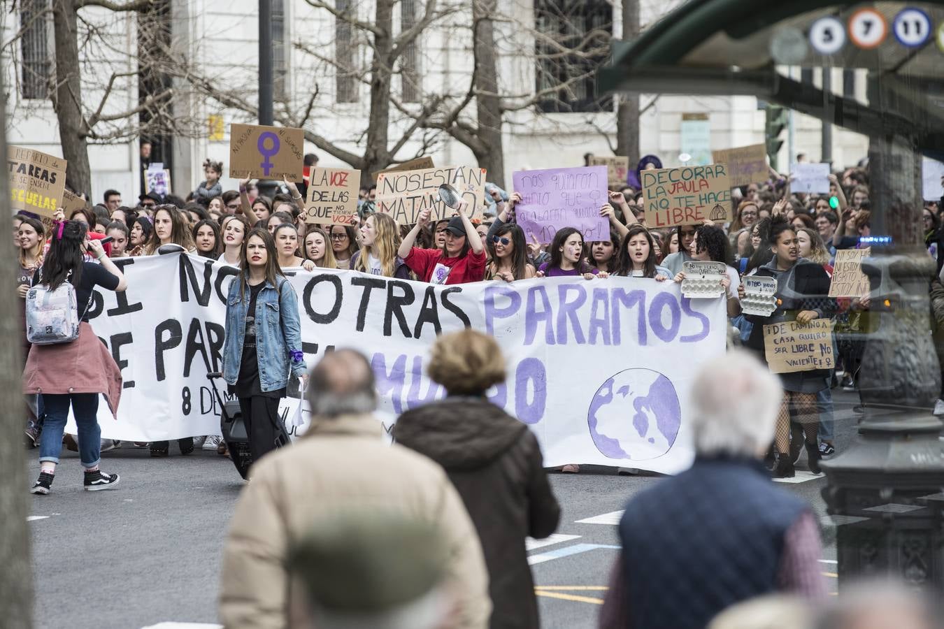 La manifestación que ha recorrido el centro de Santander al mediodía.