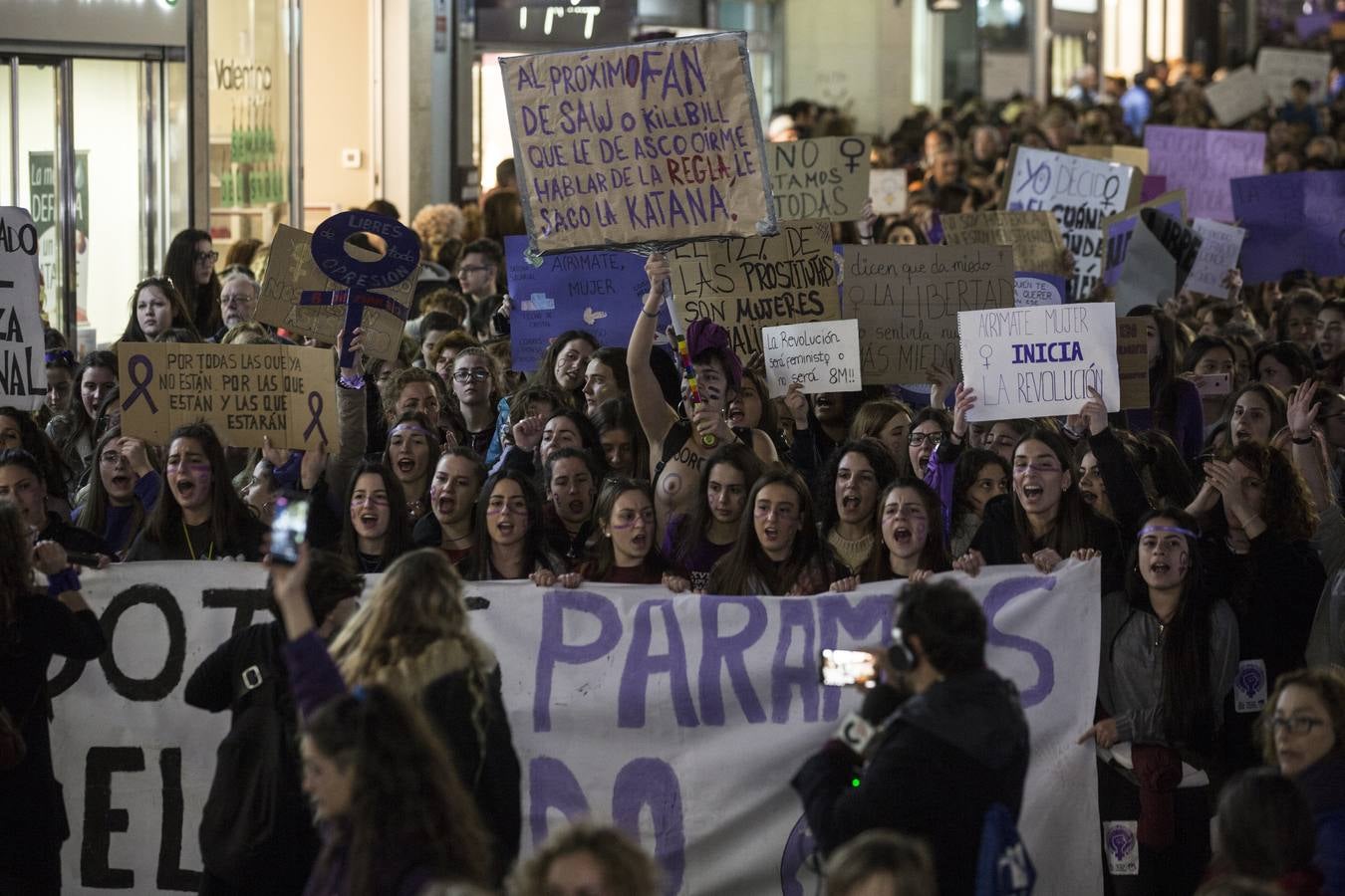 22.000 personas salieron a la calle en la capital para reivindicar los derechos de las mujeres en una movilización histórica en la ciudad