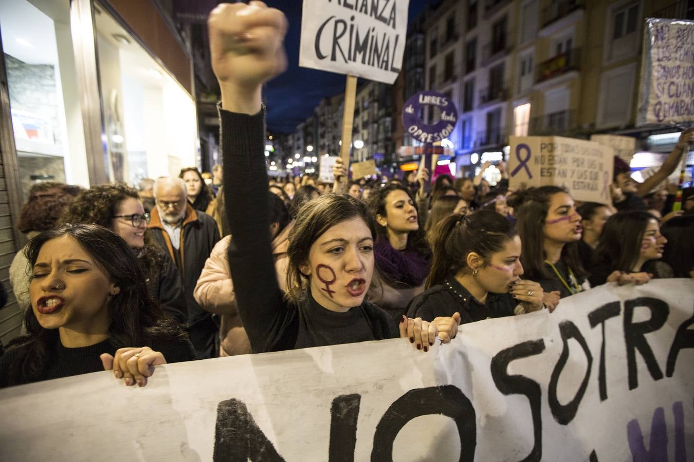 22.000 personas salieron a la calle en la capital para reivindicar los derechos de las mujeres en una movilización histórica en la ciudad