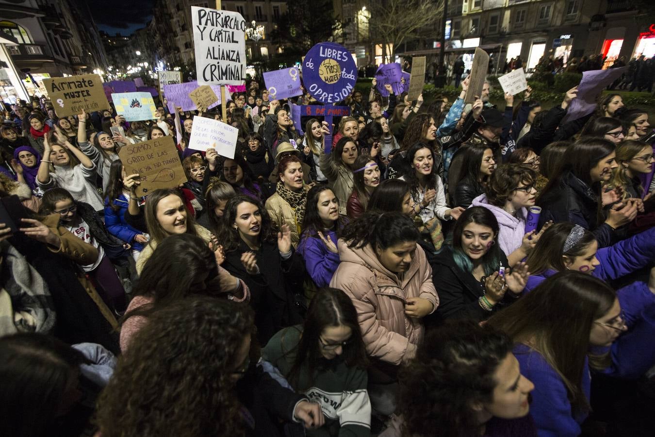 22.000 personas salieron a la calle en la capital para reivindicar los derechos de las mujeres en una movilización histórica en la ciudad