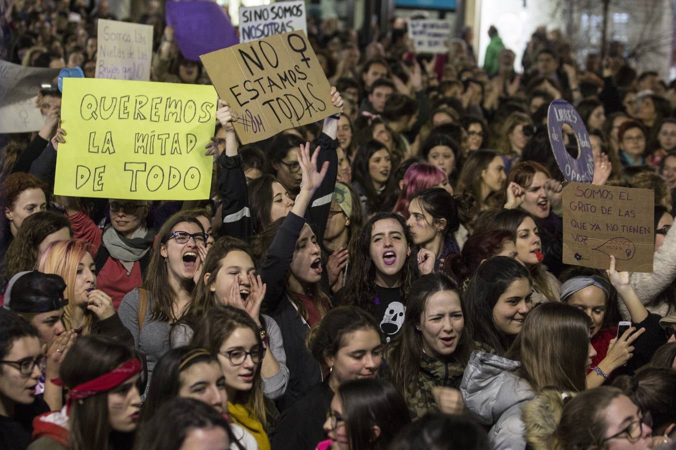 22.000 personas salieron a la calle en la capital para reivindicar los derechos de las mujeres en una movilización histórica en la ciudad