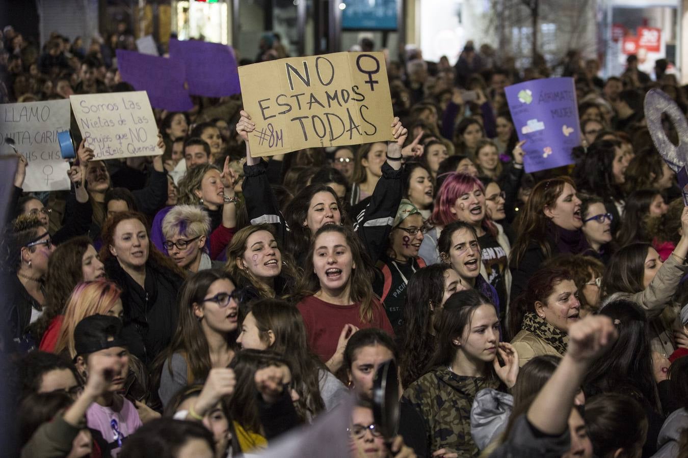 22.000 personas salieron a la calle en la capital para reivindicar los derechos de las mujeres en una movilización histórica en la ciudad