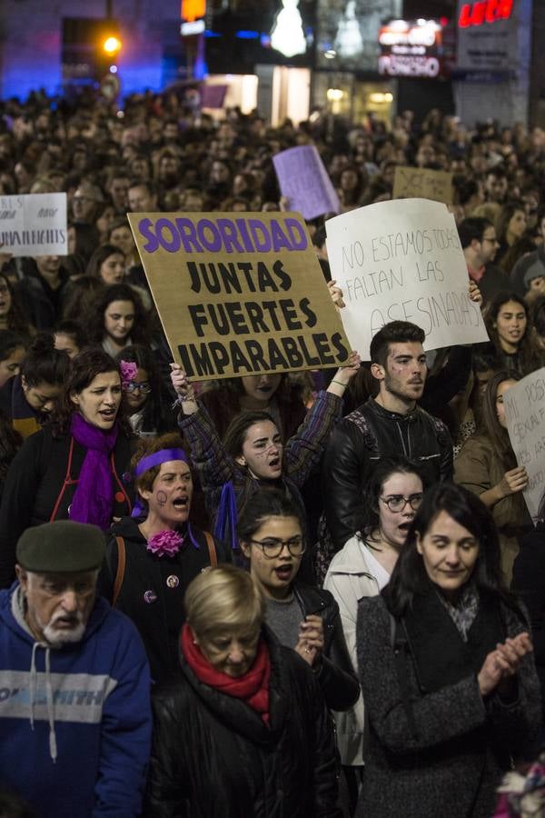 22.000 personas salieron a la calle en la capital para reivindicar los derechos de las mujeres en una movilización histórica en la ciudad