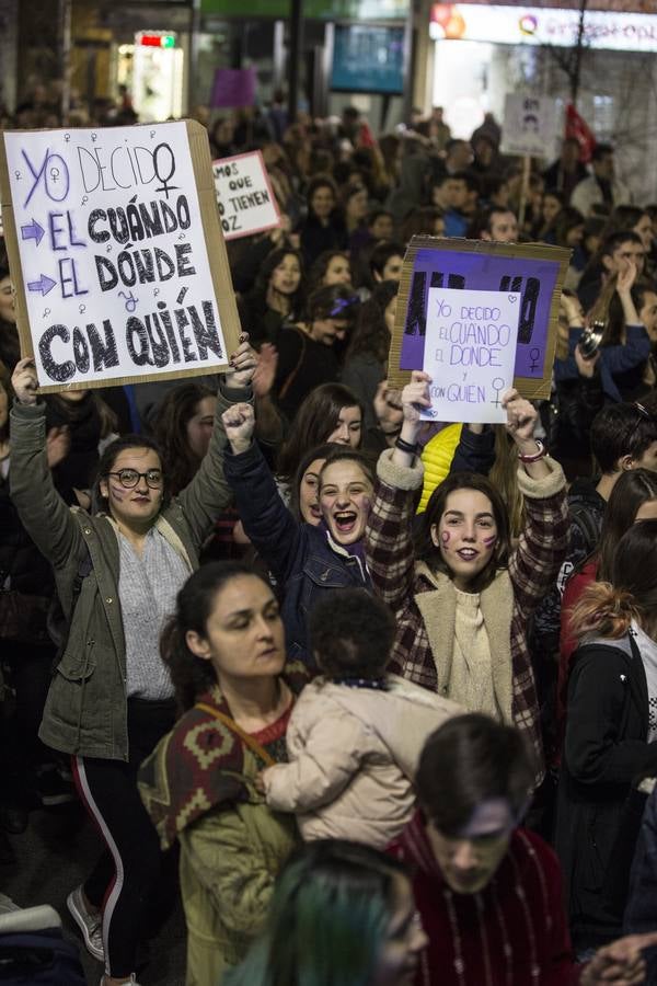 22.000 personas salieron a la calle en la capital para reivindicar los derechos de las mujeres en una movilización histórica en la ciudad