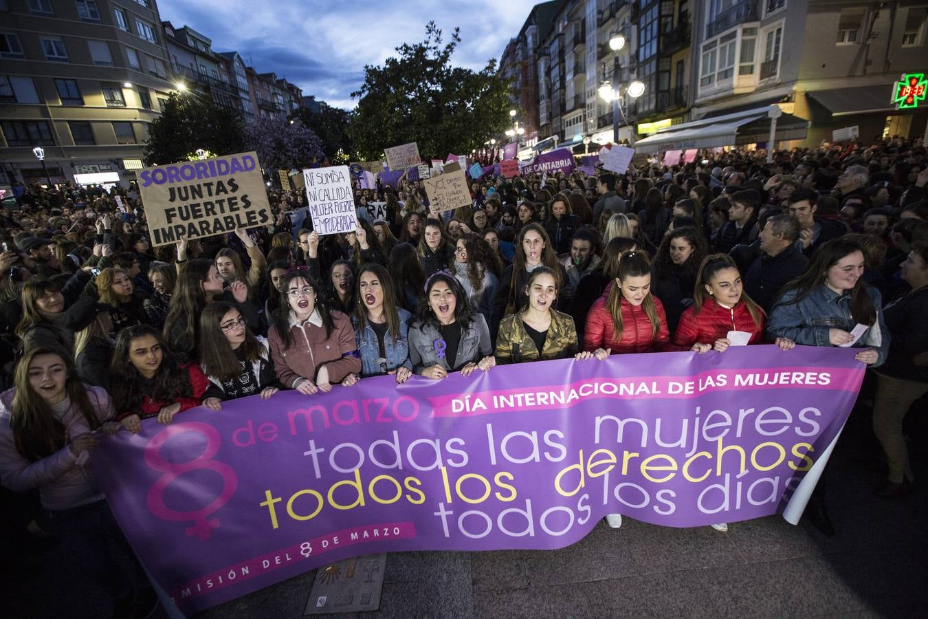 22.000 personas salieron a la calle en la capital para reivindicar los derechos de las mujeres en una movilización histórica en la ciudad