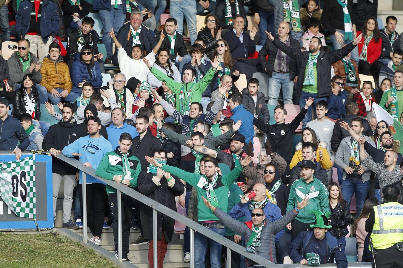 Fotos: El Racing se mete en un hoyo