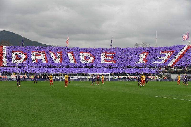 Espectacular el homenaje del estadio italiano a Davide Astori.