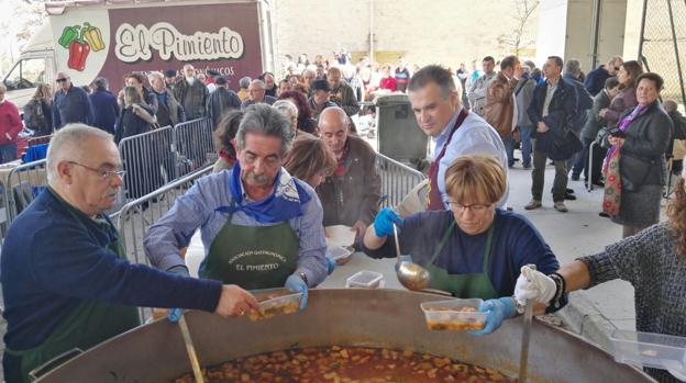 El reparto de raciones de cocido, en el que participaron el presidente de Cantabria y el alcalde de El Astillero (detrás), tuvo lugar en La Cantábrica. 