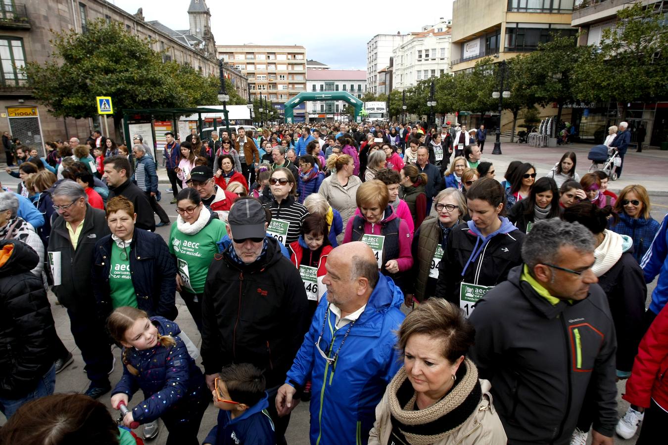 Con más de 2.500 dorsales repartidos, una gran marea humana de color verde recorrió esta mañana los seis kilómetros de la Marcha Contra el Cáncer por las calles de Torrelavega