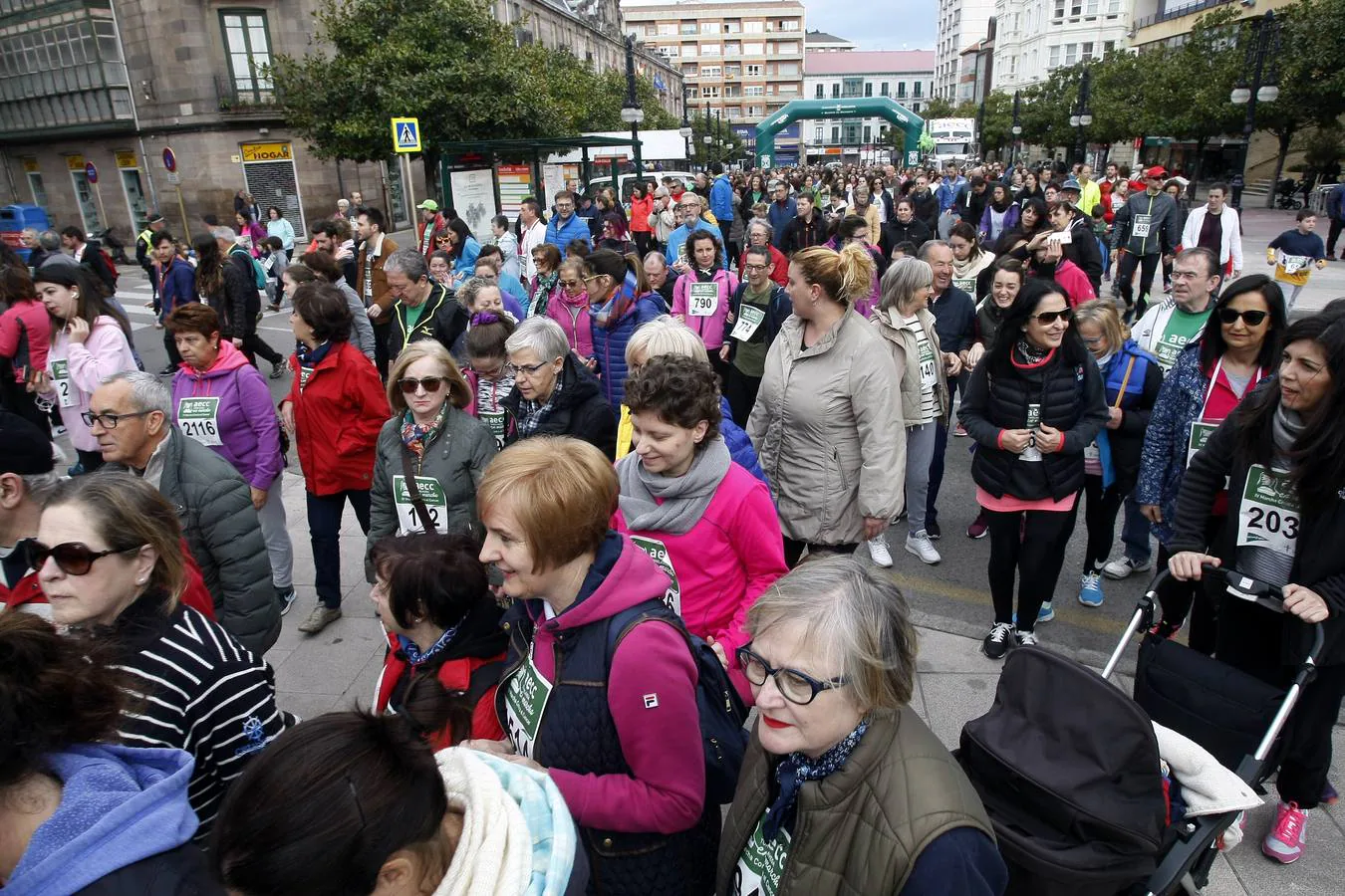 Con más de 2.500 dorsales repartidos, una gran marea humana de color verde recorrió esta mañana los seis kilómetros de la Marcha Contra el Cáncer por las calles de Torrelavega