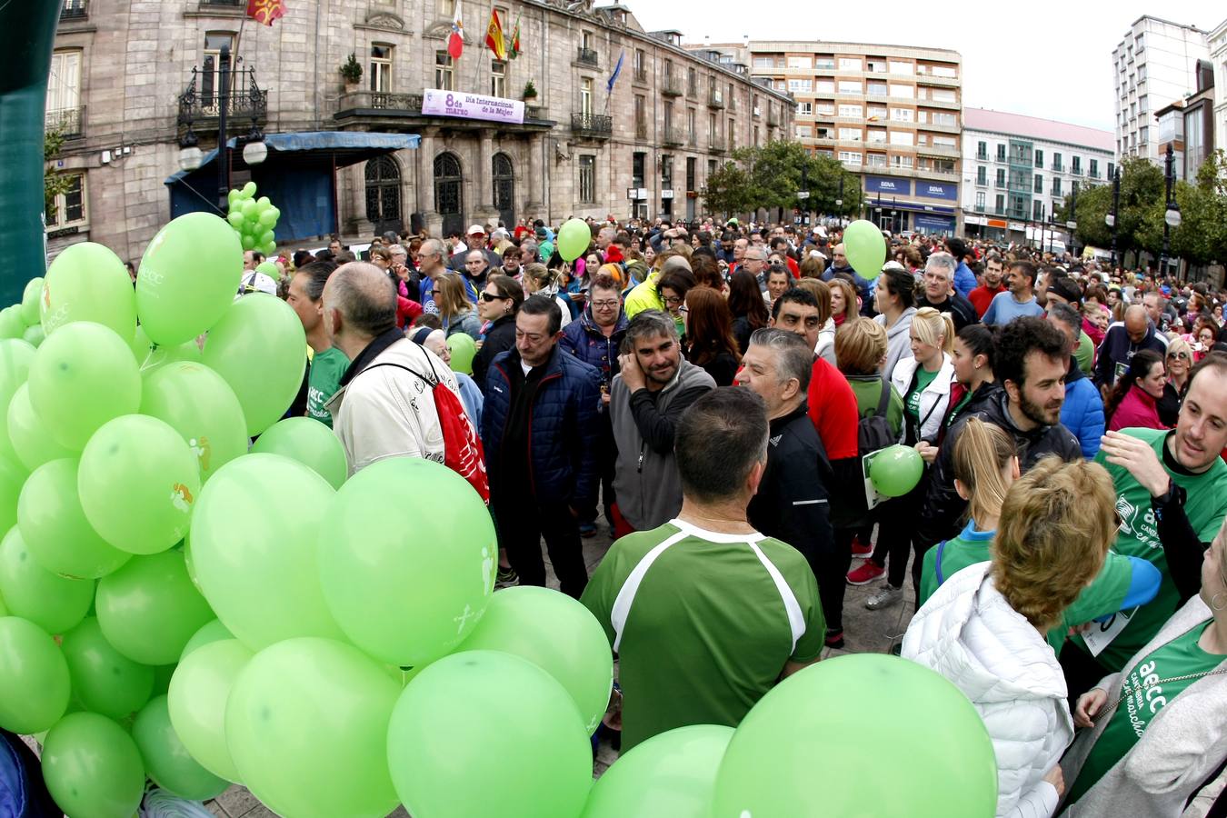 Con más de 2.500 dorsales repartidos, una gran marea humana de color verde recorrió esta mañana los seis kilómetros de la Marcha Contra el Cáncer por las calles de Torrelavega