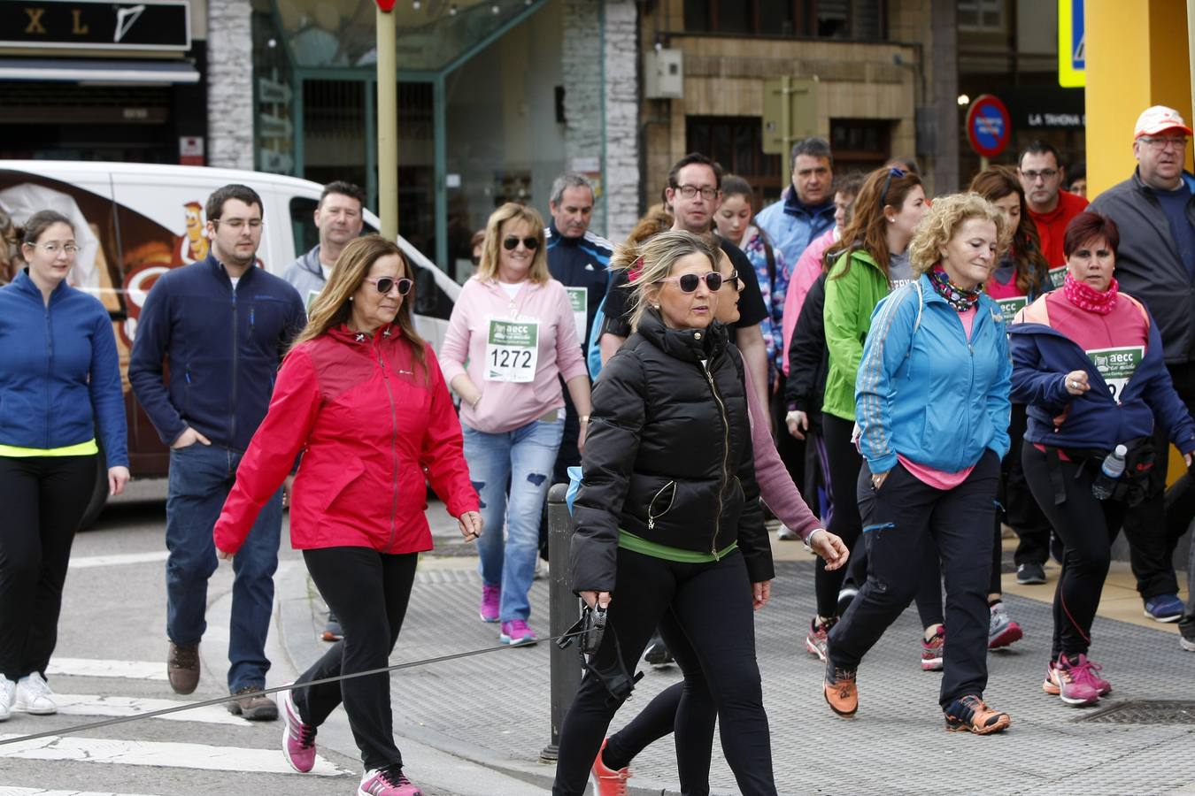 Con más de 2.500 dorsales repartidos, una gran marea humana de color verde recorrió esta mañana los seis kilómetros de la Marcha Contra el Cáncer por las calles de Torrelavega