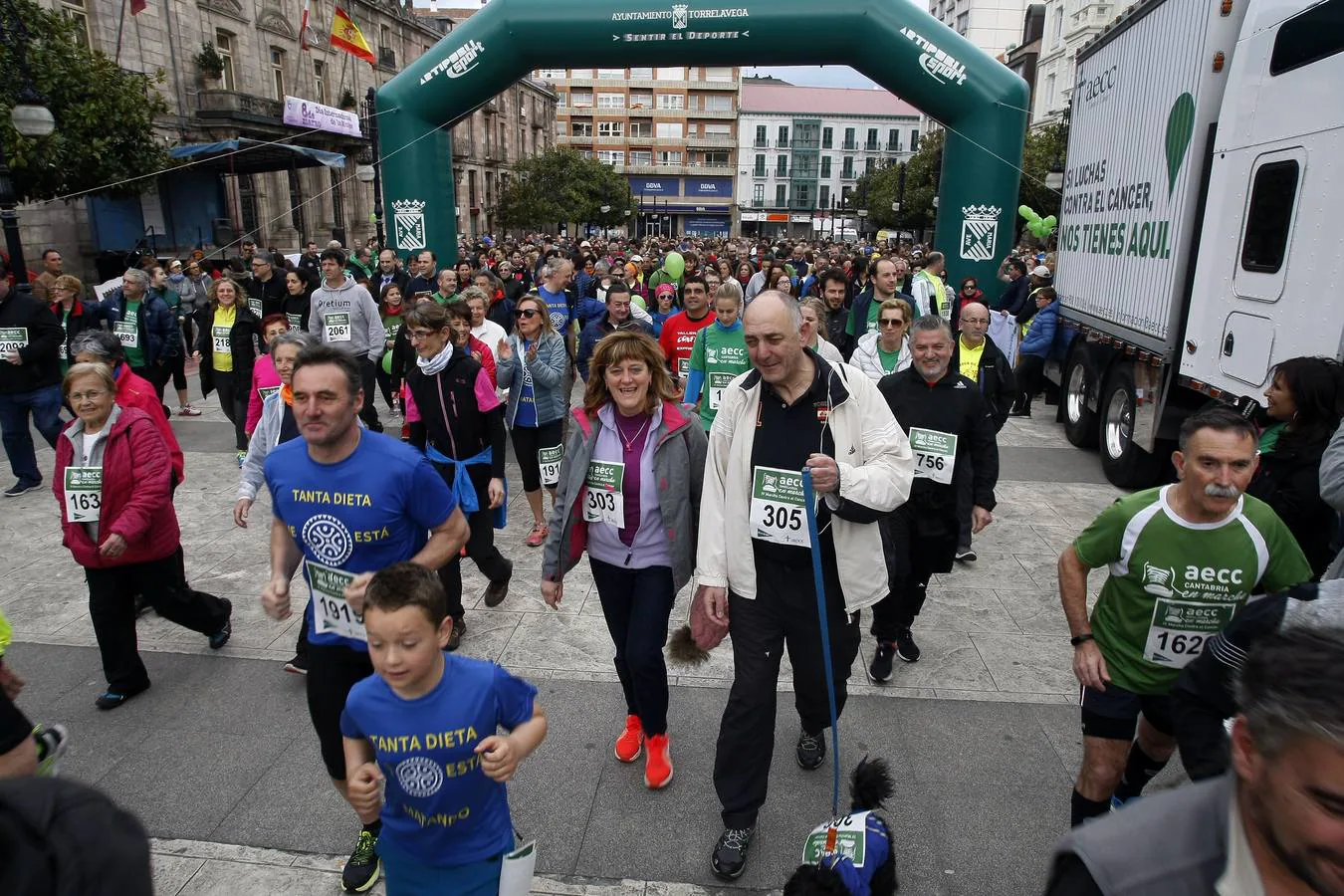 Con más de 2.500 dorsales repartidos, una gran marea humana de color verde recorrió esta mañana los seis kilómetros de la Marcha Contra el Cáncer por las calles de Torrelavega